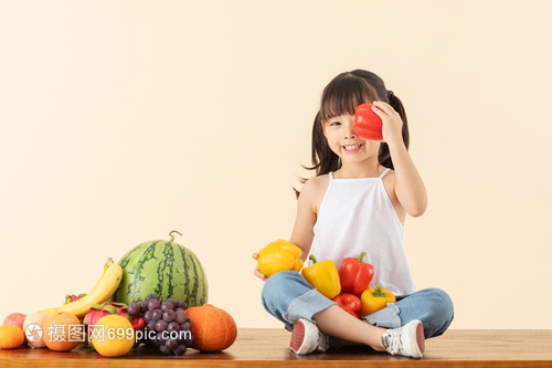 小手握健康 小女孩与蔬果的纯真邂逅